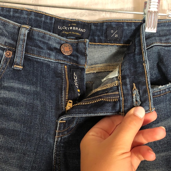 NEVER WORN! Lucky brand medium wash skinny jeans! - Picture 2 of 4